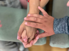 Učinimo dom pravim domom: Podrži decu bez roditeljskog staranja da žive u uređenom i podržavajućem prostoru